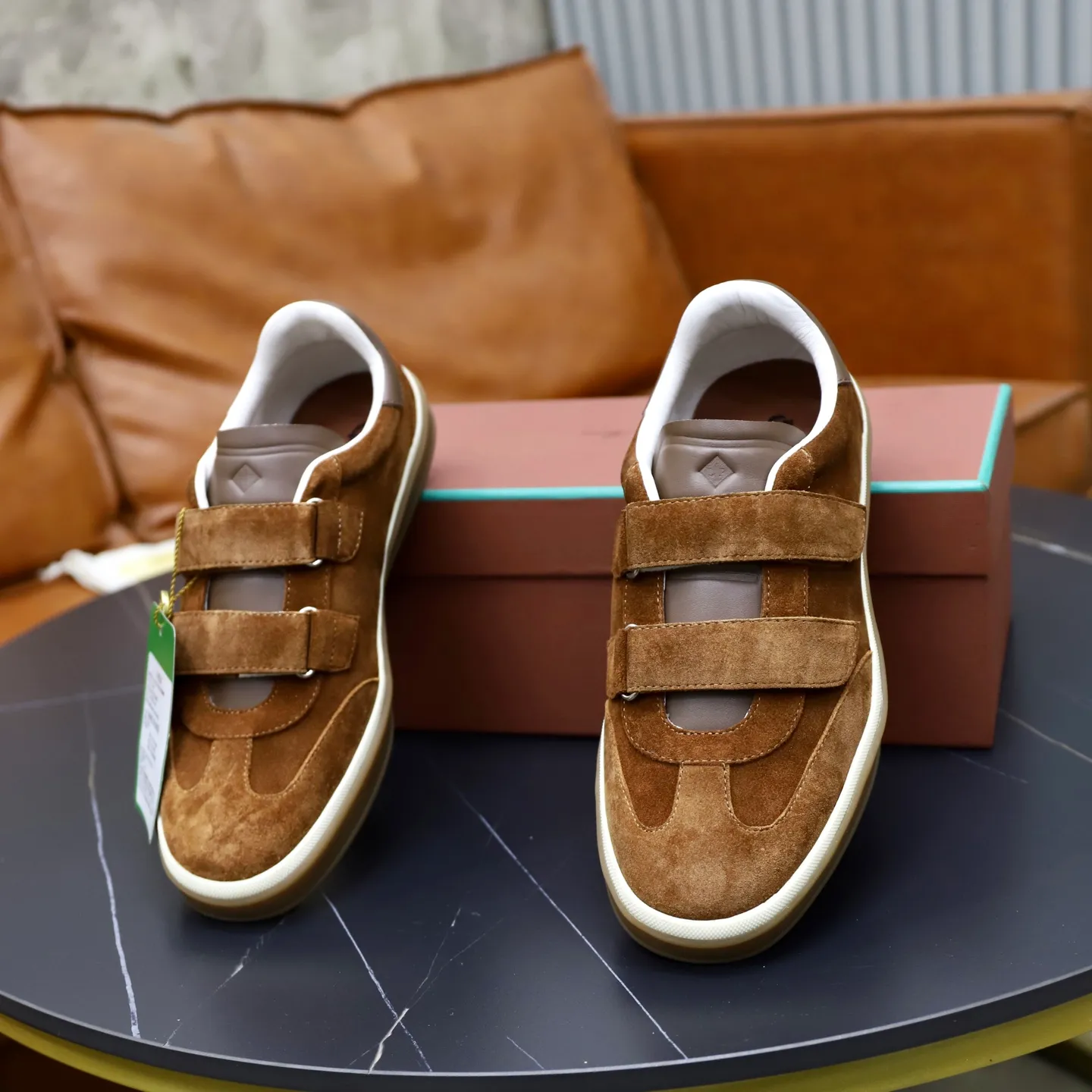 Ex-factory price: 560💰Loro Riana men’s moral training sneakers! Made from high-quality materials and designed in a low-cut silhouette, it offers an elegant and stylish look that's suitable for year-round wear. The unique double-layer sole aesthetic design, caramel cup-shaped outsole is decorated with off-white rubber trim, creating an attractive color combination. Pair with tailored pieces or jeans for a sophisticated yet casual look. The heel is decorated with soft cow leather tongue with Kummel color inserts and cotton laces with embossed LP logo. Upper: cow split suede stitching knitted fabric. Lining: original thickened soft sheepskin. Size: 38-39-40-41-42-43-44 (customized in 45.46)